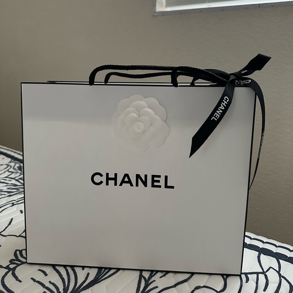Medium Chanel shopping bag including ribbon and flower. See Pics For Size. New - Picture 1 of 6